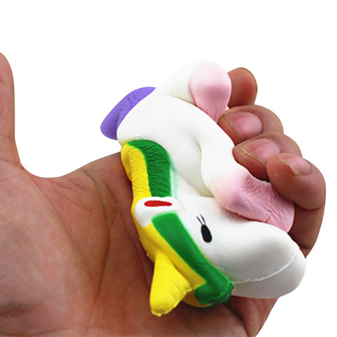 image du jouet licorne qui reprend sa taille⁢ initiale après ‌une pression